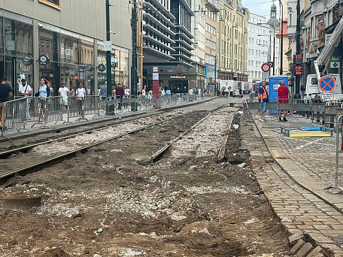 Výluka tramvají v centru Prahy kvůli opravám. Situace u obchodního domu Máj....