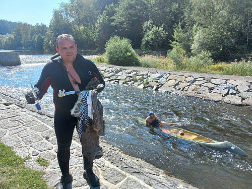 Jan Vavruška se potápí u jezů  na Vltavě a loví věci, které utopí vodáci. Když...