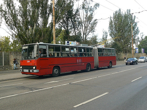Mezi zapůjčenými historickými vozy bude také trolejbus Ikarus 280T původem z...