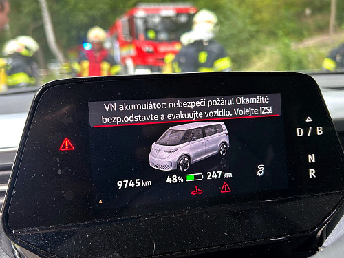 „Nebezpečí požáru! Okamžitě bezpečně odstavte a evakuujte vozidlo. Volejte...