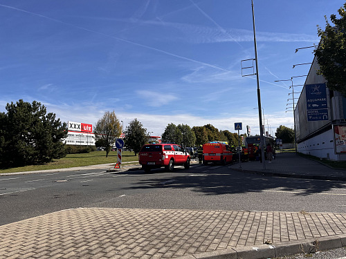 Záchranné složky u autobusové zastávky v Čestlicích, kde řidič osobním vozem...