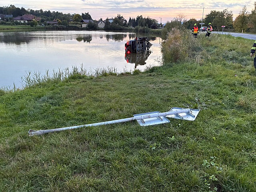 Řidič špatně upevnil tažné zařízení, to za jízdy upadlo a zapojený přívěs s...