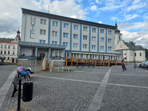 Hotel Schreiner stojí na volarském náměstí.