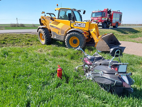 Řidič motocyklu utrpěl při srážce nakladačem mezi Čehovicemi a Čelčicemi na...