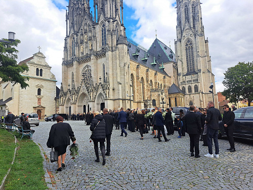Na poslední rozloučení s olomouckým byznysmenem a developerem Richardem...
