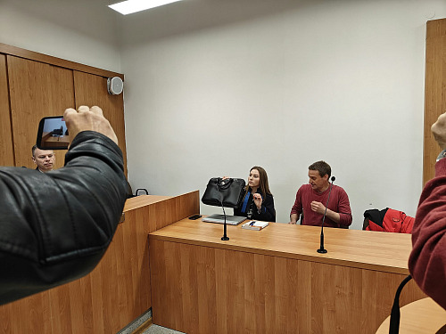 Obžalovaný u soudu odmítl odpovědnost za smrt kamaráda na loňské bytové party....