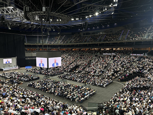 Svědkové Jehovovi se sešli v pražské O2 areně, kde mají třídenní sjezd....