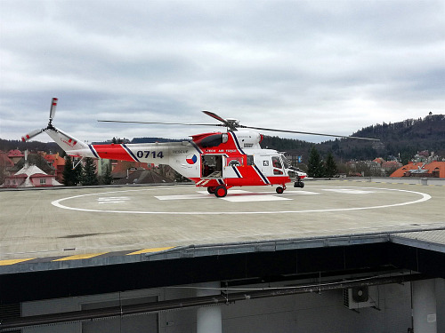 Přistání vrtulníku Letecké záchranné služby AČR Plzeň – Líně na heliportu...