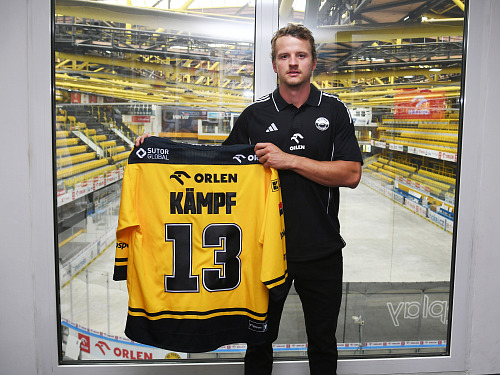 Hokejový Litvínov představil posilu Davida Kämpfa.