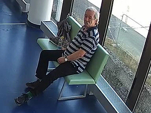 Policisté hledají muže, který byl v červenci svědkem rvačky na chodbě...