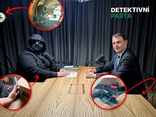 Ministr zahraničí Petr Macinka ve studiu u rozhovoru s mužem v kukle.