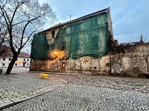 Zchátralé domy na Žižkově náměstí v Žatci