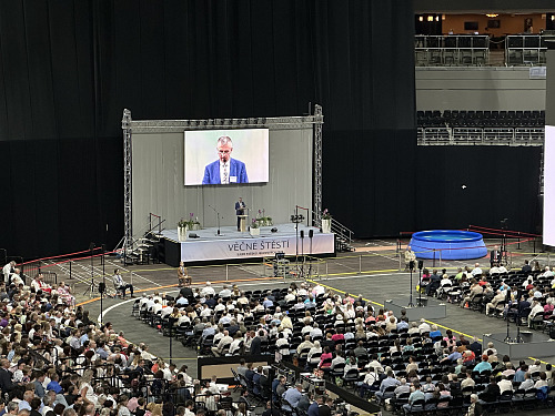 Svědkové Jehovovi se sešli v pražské O2 areně, kde mají třídenní sjezd....