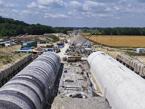 Staveniště u tunelu Homole. Na snímku vlevo je vidět vnější stěna tunelu...