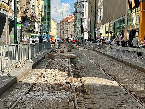 Oprava tramvajového úseku v Národní a Spálené ulici (snímky jsou z počátku...