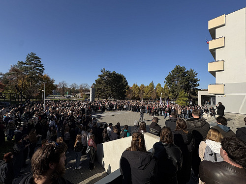 Studenti Univerzity Palackého v Olomouci se sešli před právnickou fakultou, aby...