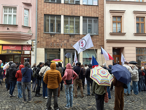 Přibližně stovka lidí protestovala před budovou Českého rozhlasu v Olomouci...