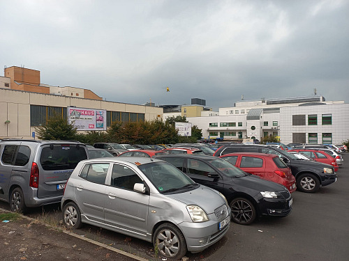Parkoviště u Masarykovy nemocnice v Ústí nad Labem. (srpen 2026)