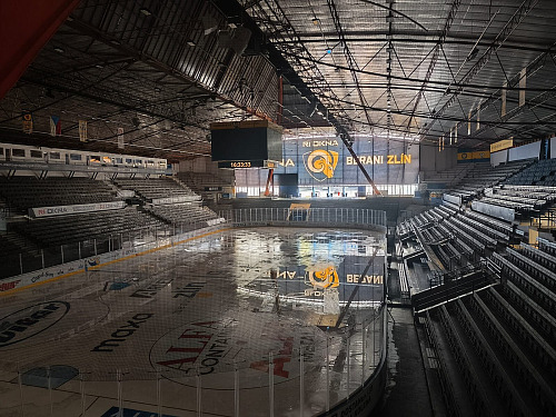 Zlínský hokejový stadion Luďka Čajky potřebuje rekonstrukci. (červen 2026)