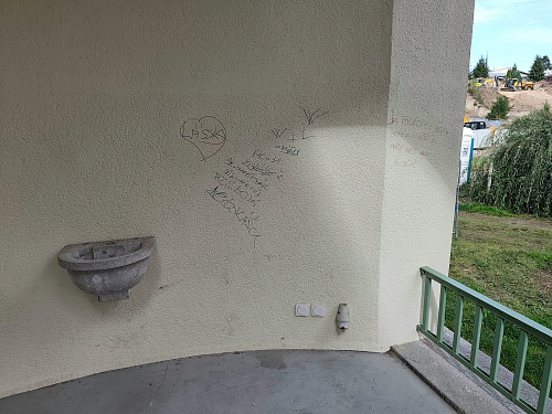 Neznámý vandal poškodil památkově chráněnou Schubertovu vilu ve Václavské ulici...