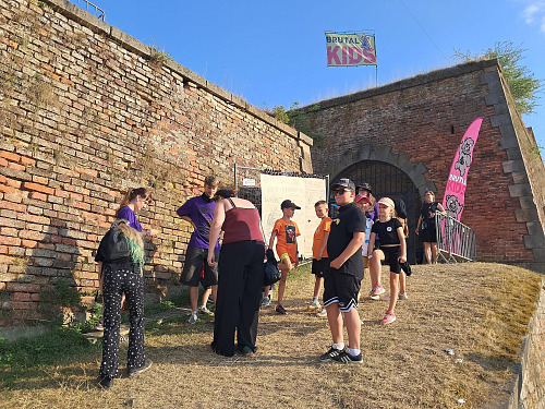 Součástí festivalu Brutal Assault v josefovské pevnosti je dětská zóna i tábor....