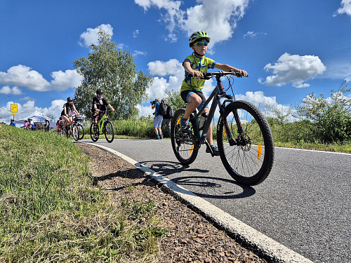 Na nový cyklookruh okolo Rozkoše vyrazili cyklisté všech věkových kategorií.