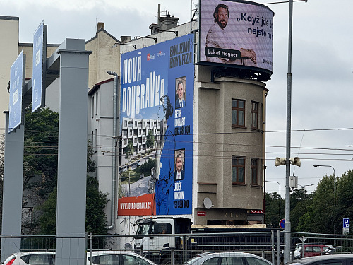 Plzeň čistí centrum města od takzvaného vizuálního smogu. Majitelům reklam,...