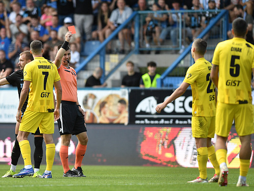 Rozhodčí se už v páté minutě zápasu Liberec - Hradec Králové vytasil s červenou...