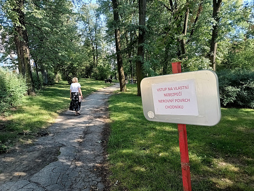 Park u autobusového nádraží a kaple Panny Marie Sedmibolestné v Pelhřimově...