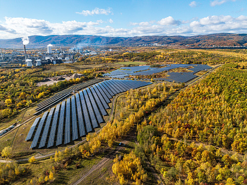 Nová fotovoltaická elektrárna v Růžodolu u Litvínova. V pozadí chemička...