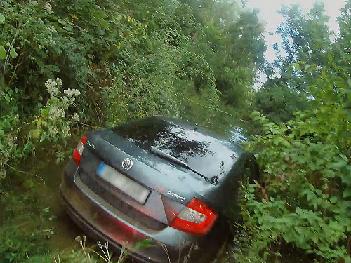 Řidič Škody Rapid nezastavil policistům v Hranicích a sešlápl plyn. Neujel a...