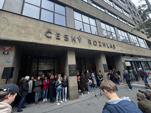 Před budovou Českého rozhlasu se koná tisková konference iniciativy...