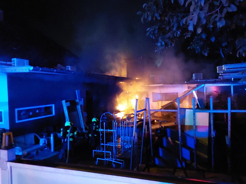 Při nočním požáru opravny elektrokol explodovaly baterie. Hasiči evakuovali...