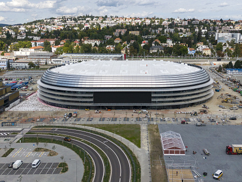 Multifunkční T Arena, kterou dělníci dokončují v areálu brněnského výstaviště....