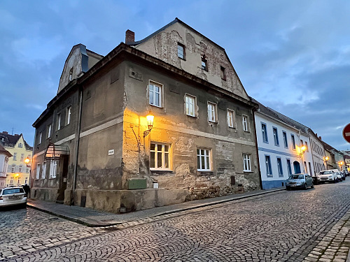 Zchátralé domy na Chelčického náměstí v Žatci