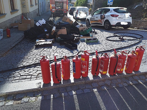 Hasiči zasahovali při požáru ve firmě na repasování baterií. (13. srpna 2026)