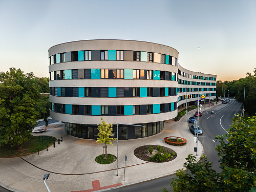 Architektonicky projekt Atrium Petřiny vznikl ve spolupráci s ateliérem Kaama.