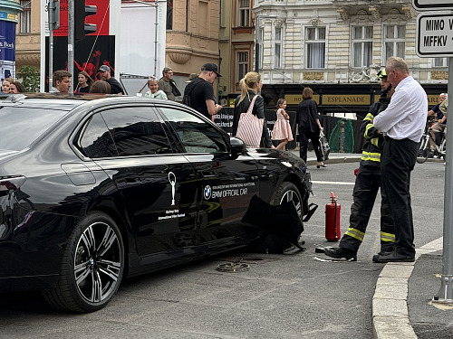 Luxusní BMW řady 7 najelo u Divadelního náměstí v Karlových Varech na výsuvný...