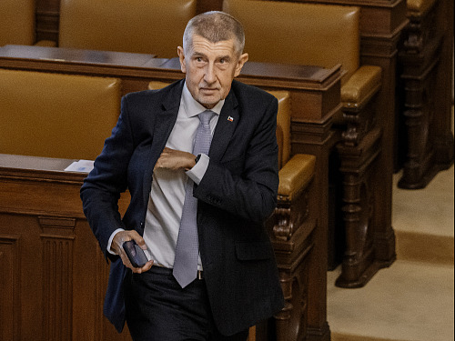 Andrej Babiš (ANO) během jednání na mimořádné schůzi Poslanecké sněmovny k...