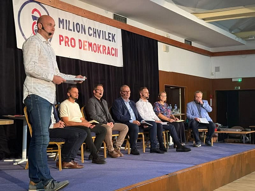 Předvolební debata Milionu chvilek pro demokracii v Liberci. Zcela vlevo...