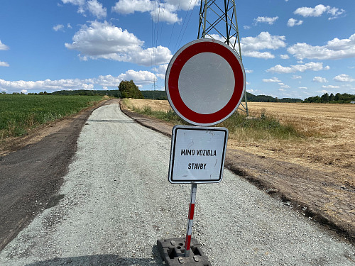 Uzavřená objízdná trasa Fryčajovy ulice v brněnských Obřanech na snímku ze 20....