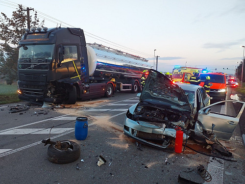Řidič Škody Octavia se při předjíždění kolony střetl u Hrušové s kamionem. (3....