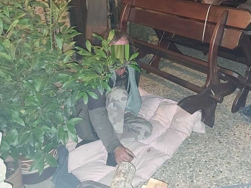 Muž si na cizí zahradě v Brtnici udělal provizorní ležení. Když ho policie...