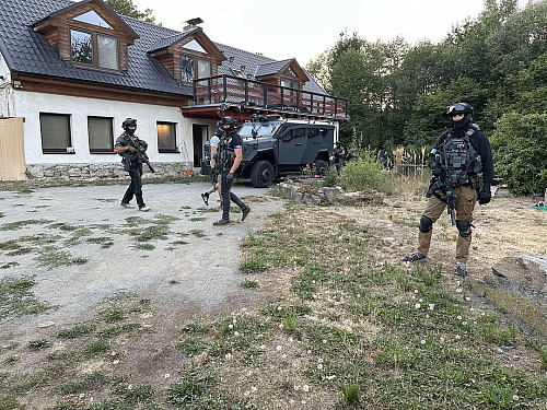 Obrněné vozidlo Útvaru rychlého nasazení prorazilo uzamčená kovová vrata...