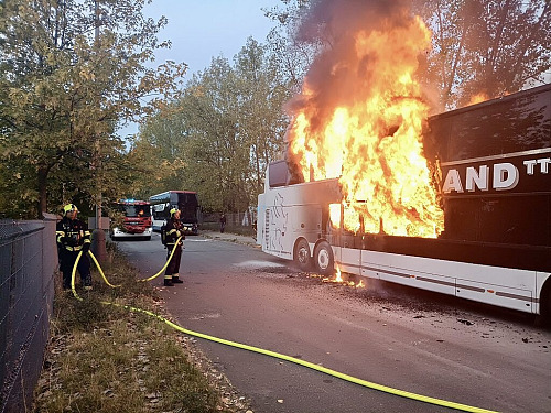 Hasiči z Chodova vyjeli k požáru autobusu v ulici Blažimská. (8. října 2026)