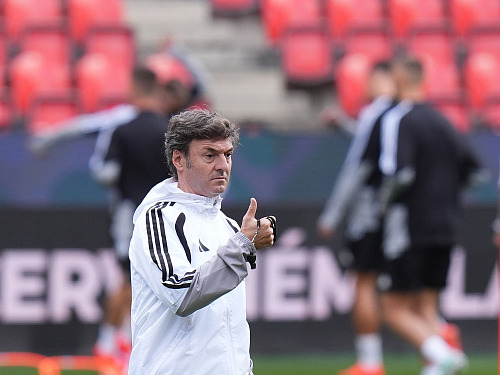 Trenér českých fotbalistů Santi Denia na tréninku před duelem Ligy národů proti...