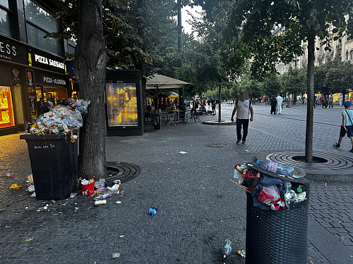 Přetékající popelnice. Na Václavském náměstí jde podle místních obyvatel o...