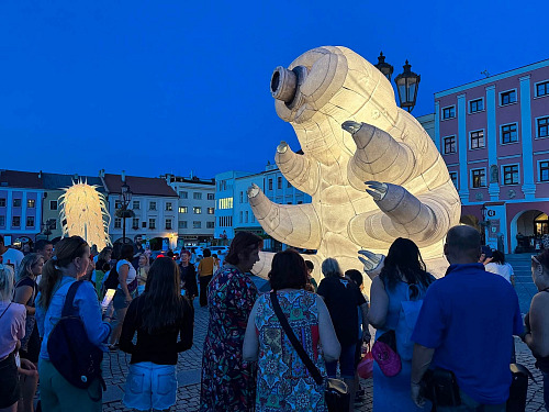 Obří svítící modely mikroorganismů na akci na Velkém náměstí v Kroměříži....
