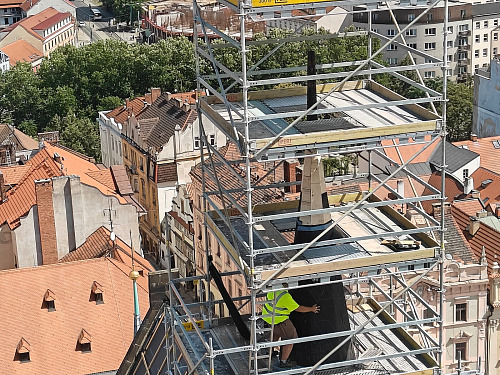 V současné době otec a syn Maroš a Lukáš Žáčikové pracují na sanktusové věži...