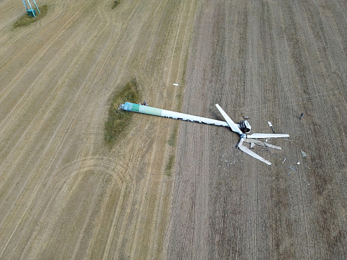 Poblíž Potštátu na Přerovsku se zřítila jedna ze čtyř větrných elektráren,...
